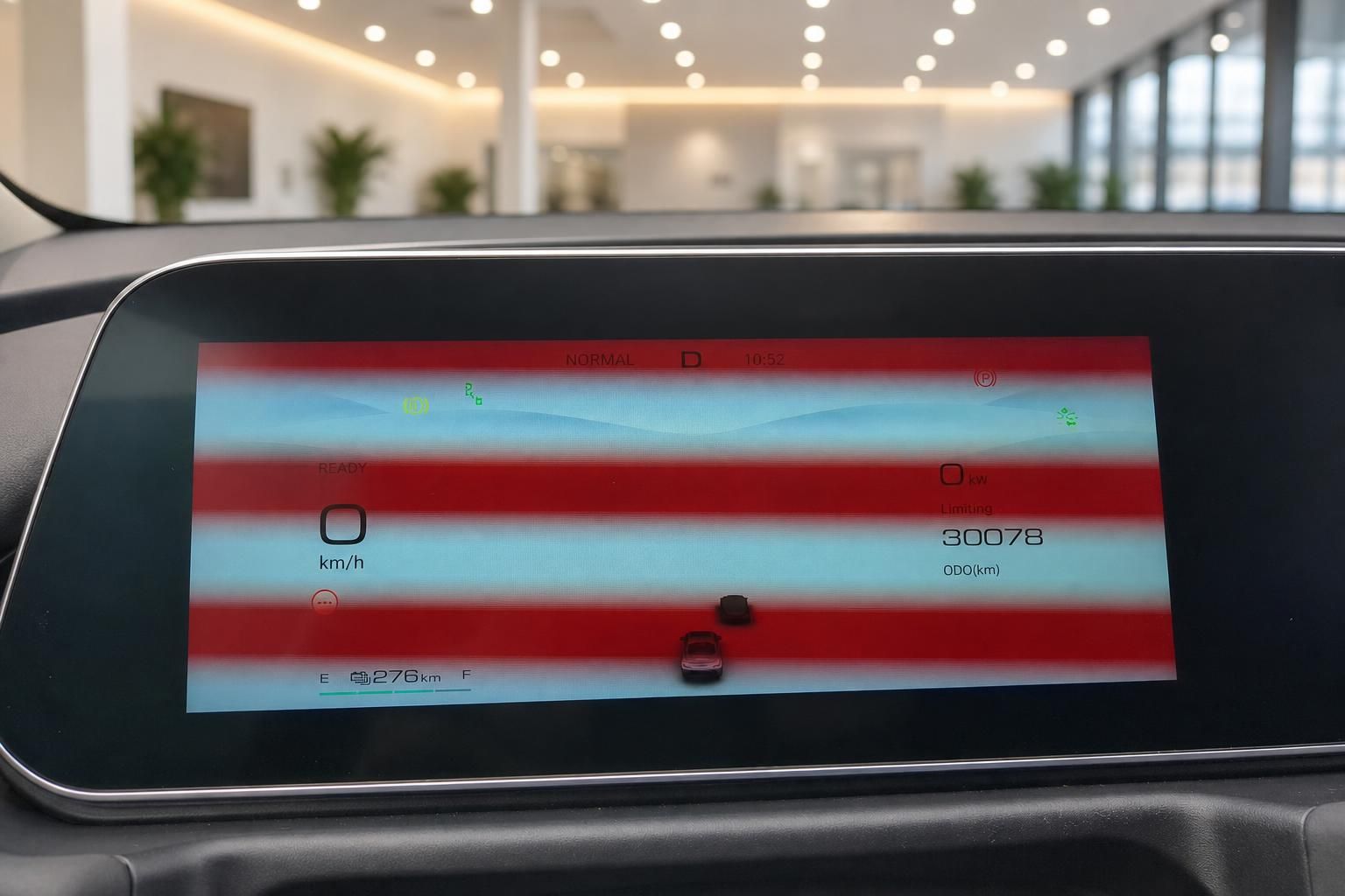 Digitales Kombiinstrument mit Tachoanzeige und Kilometerstand im Fahrzeug