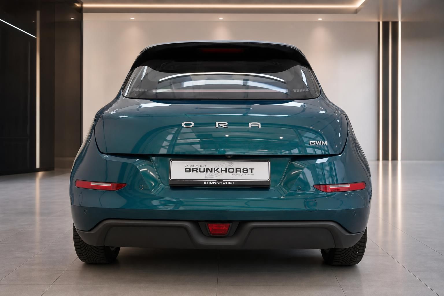 ORA Elektroauto Heckansicht in Petrolblau, Autohaus Brunkhorst Showroom