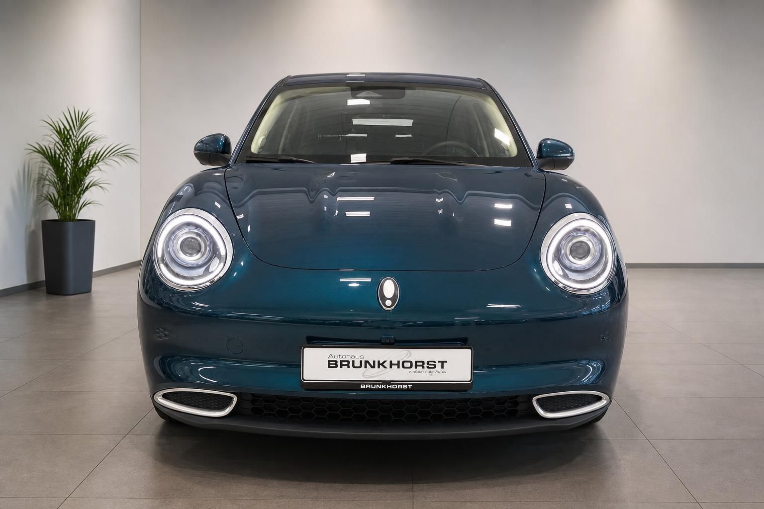 ORA Elektroauto in Petrolblau, Frontansicht im Autohaus Brunkhorst