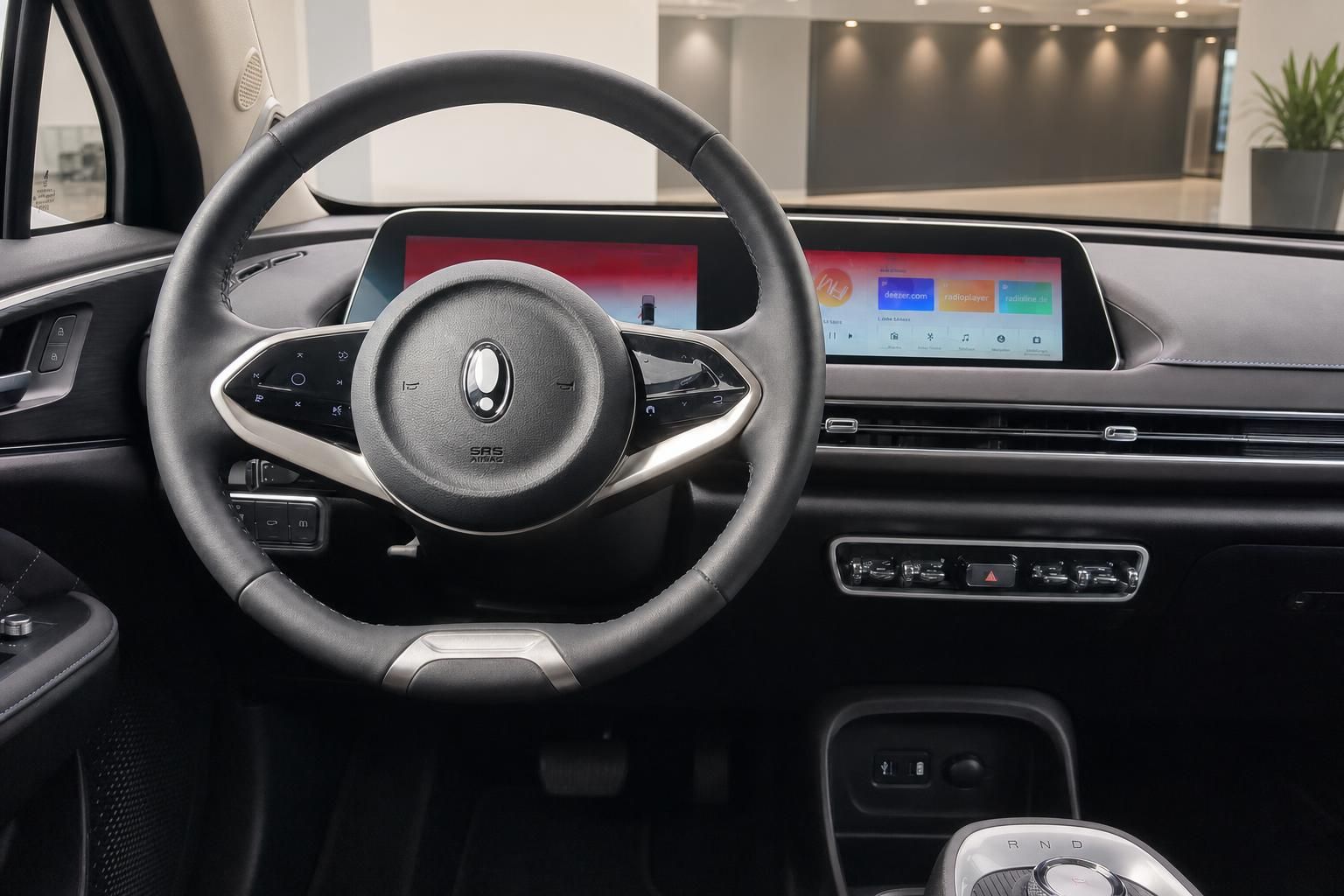 Cockpit mit Lenkrad und Multimedia-Display eines ORA Elektroautos