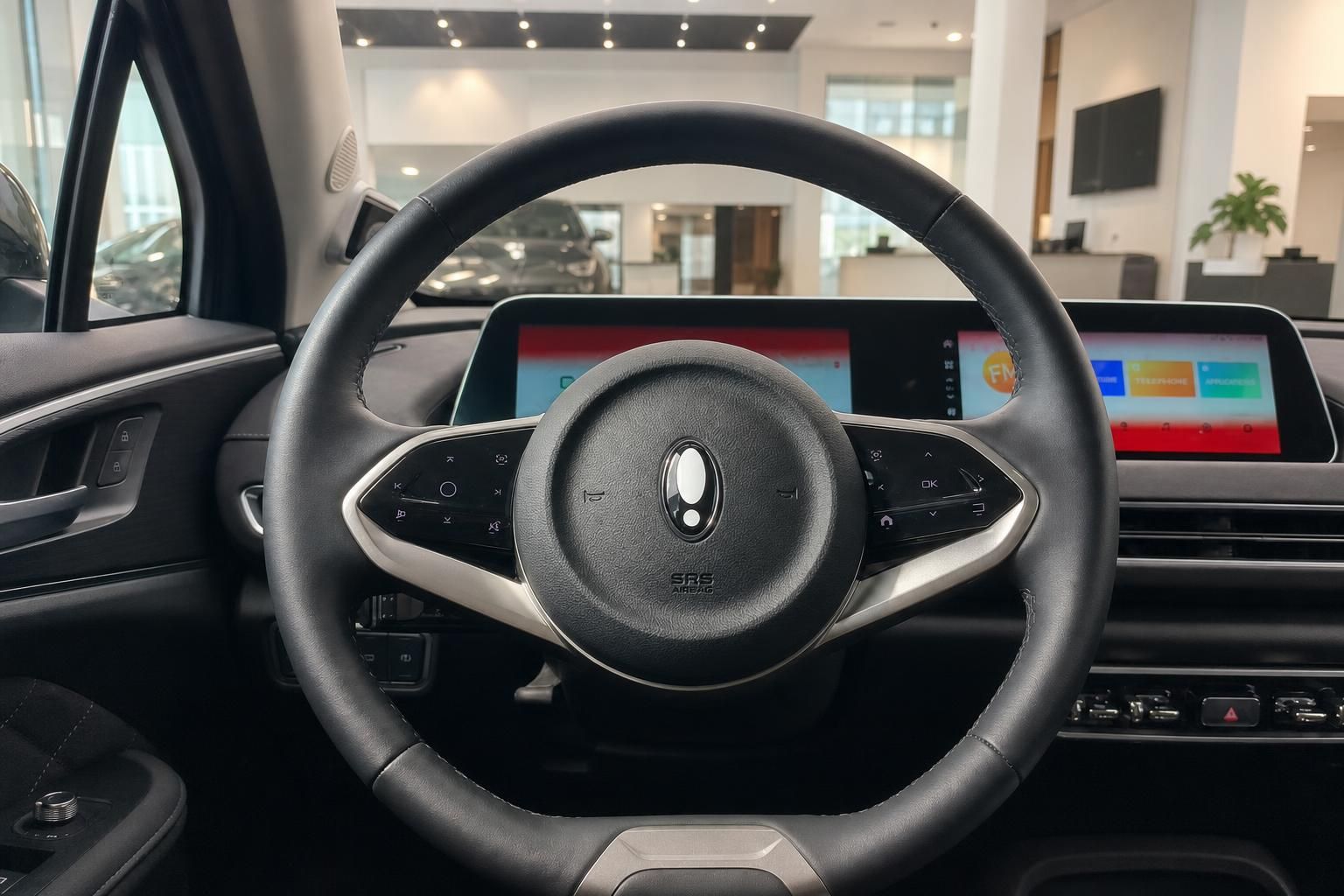 Lenkrad mit Bedienelementen und Digitaldisplay im Fahrzeugcockpit