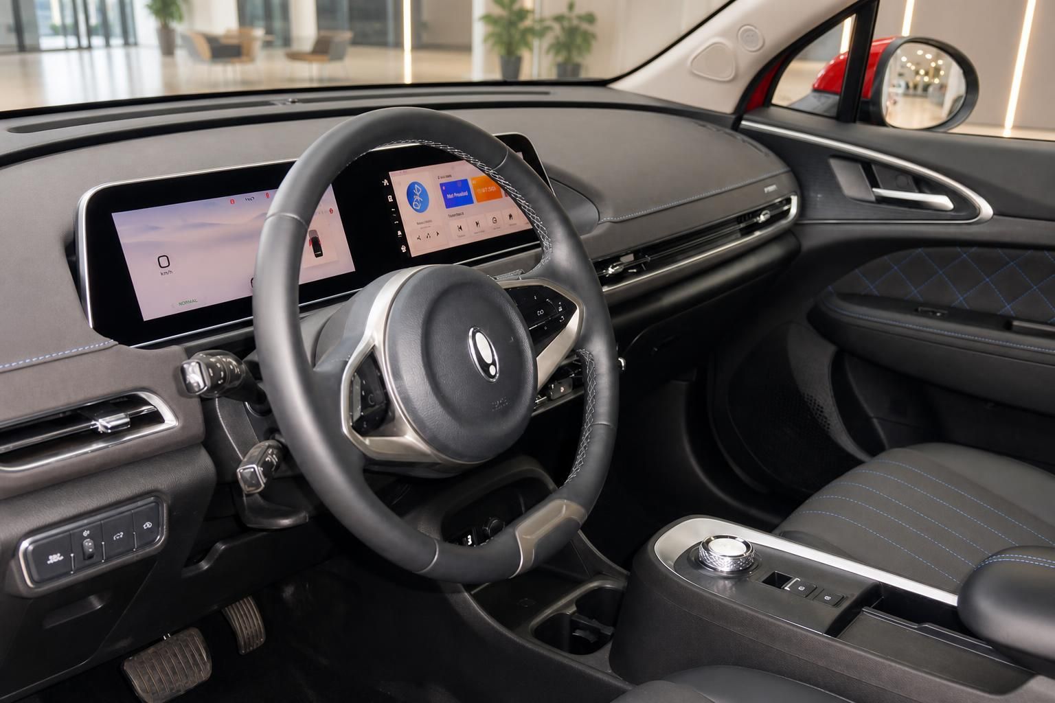 Fahrzeug Innenraum mit Lenkrad, Digitaldisplay und Mittelkonsole