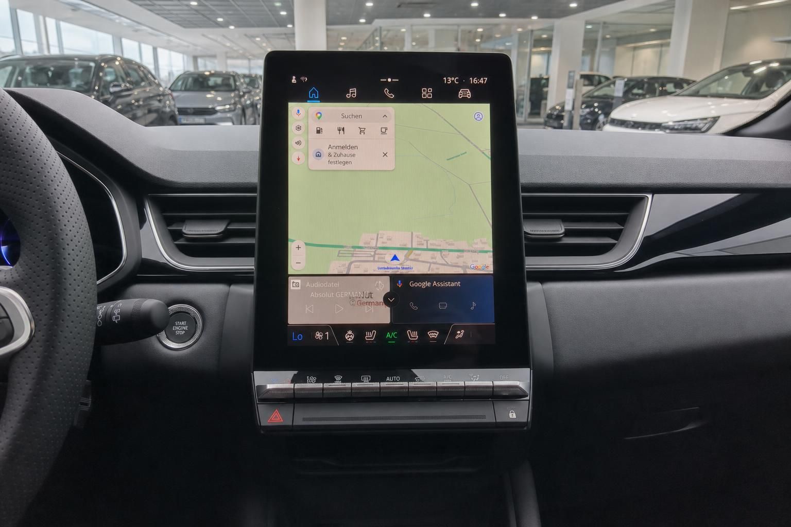 Großer Touchscreen mit Navigationssystem und Klimasteuerung im modernen Fahrzeug-Cockpit