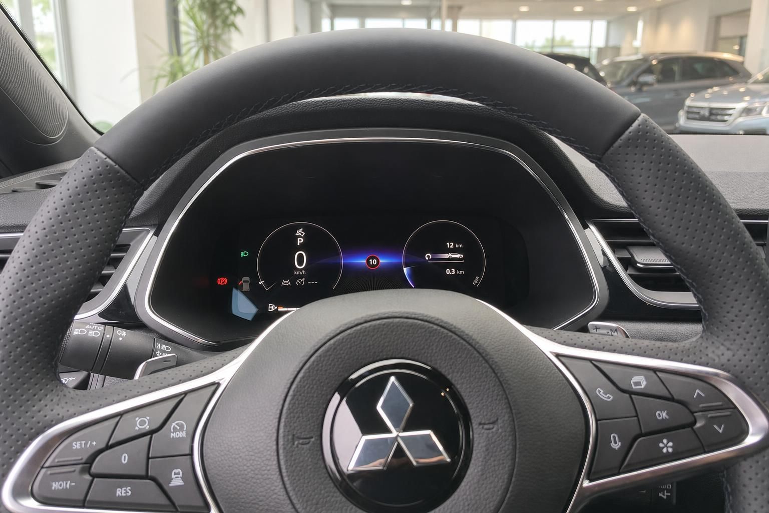 Mitsubishi Lenkrad und digitales Cockpit mit Instrumentenanzeige in schwarzem Innenraum
