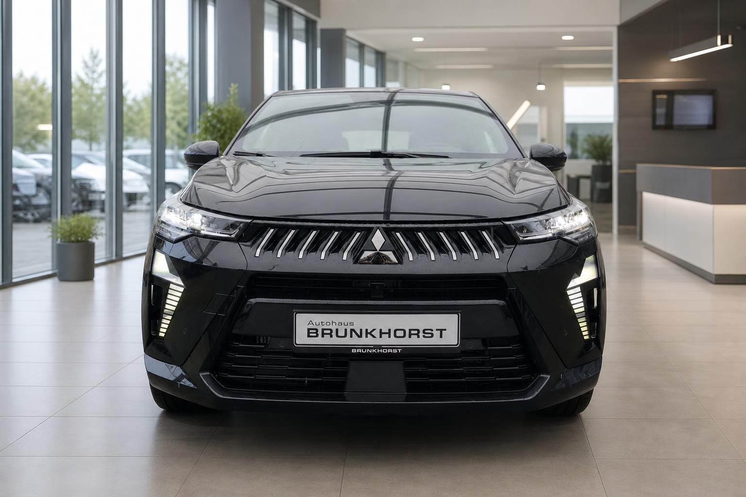 Mitsubishi SUV schwarz Frontansicht mit charakteristischem Kühlergrill im Autohaus