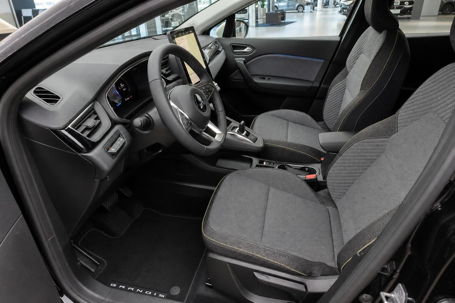 Mitsubishi Innenraum mit grauem Stoff, Touchscreen und modernem Cockpit Design