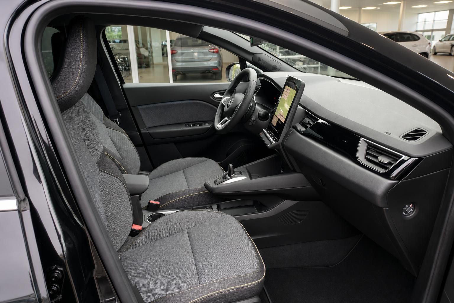 Mitsubishi Fahrzeuginnenraum Beifahrerseite mit grauer Stoffausstattung und Display