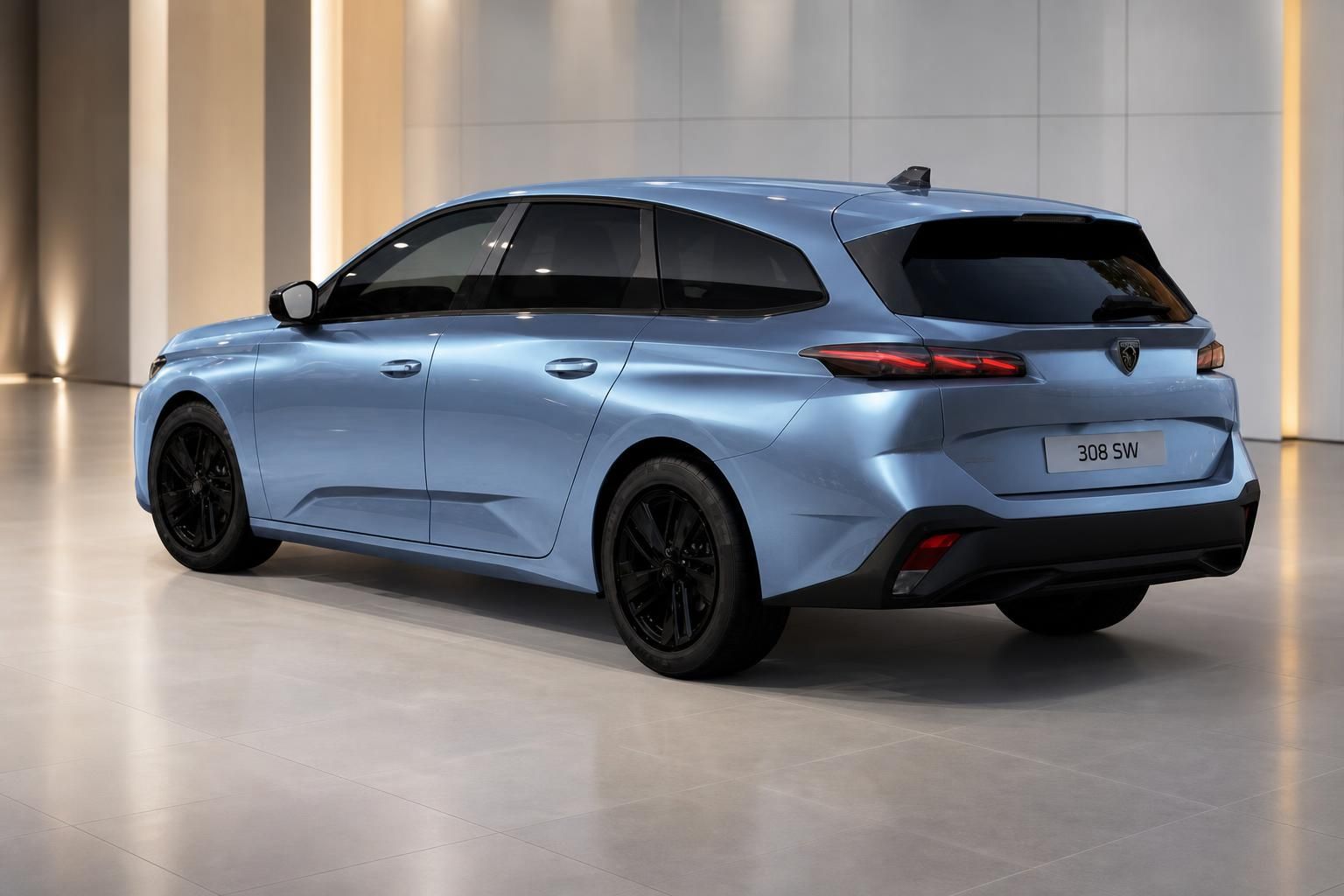 Peugeot 308 SW in Blau, Heckansicht seitlich im Showroom