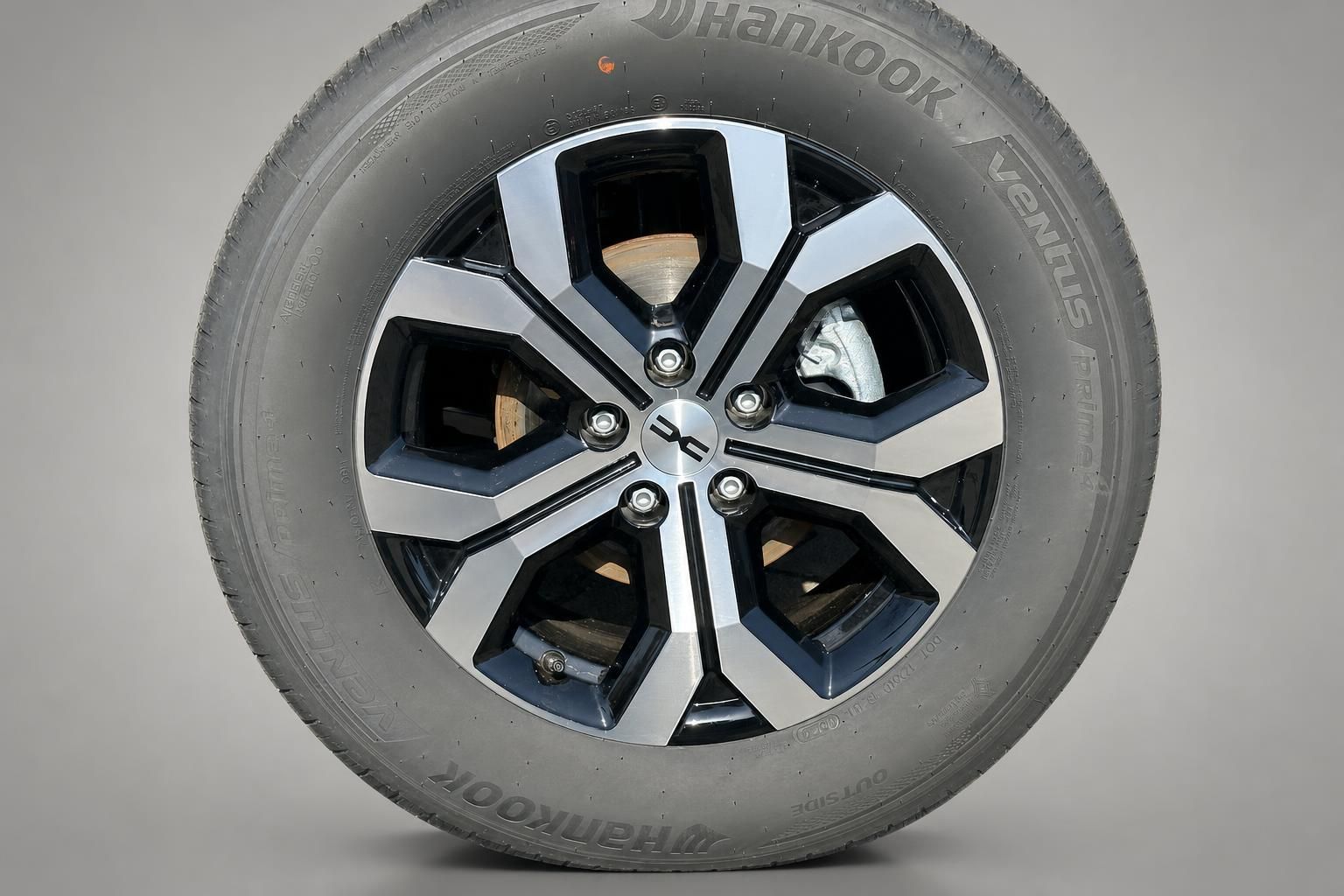 Nahaufnahme Leichtmetallfelge mit Hankook Reifen am Dacia Duster