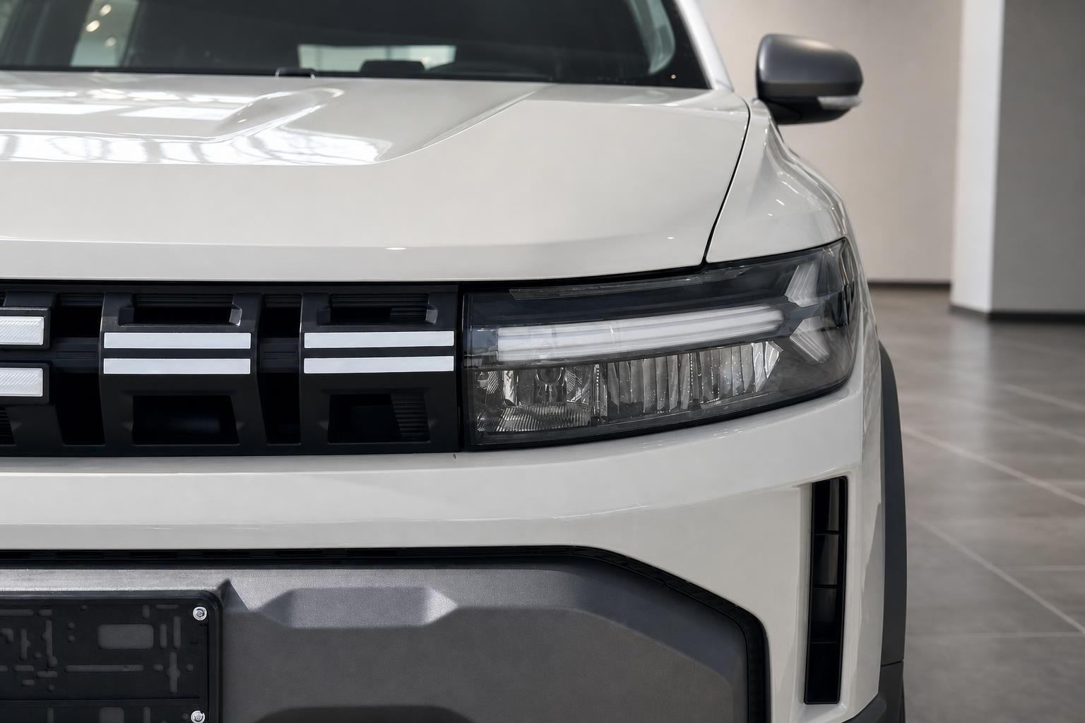 Dacia Duster weiß Frontpartie mit LED-Scheinwerfer Nahaufnahme