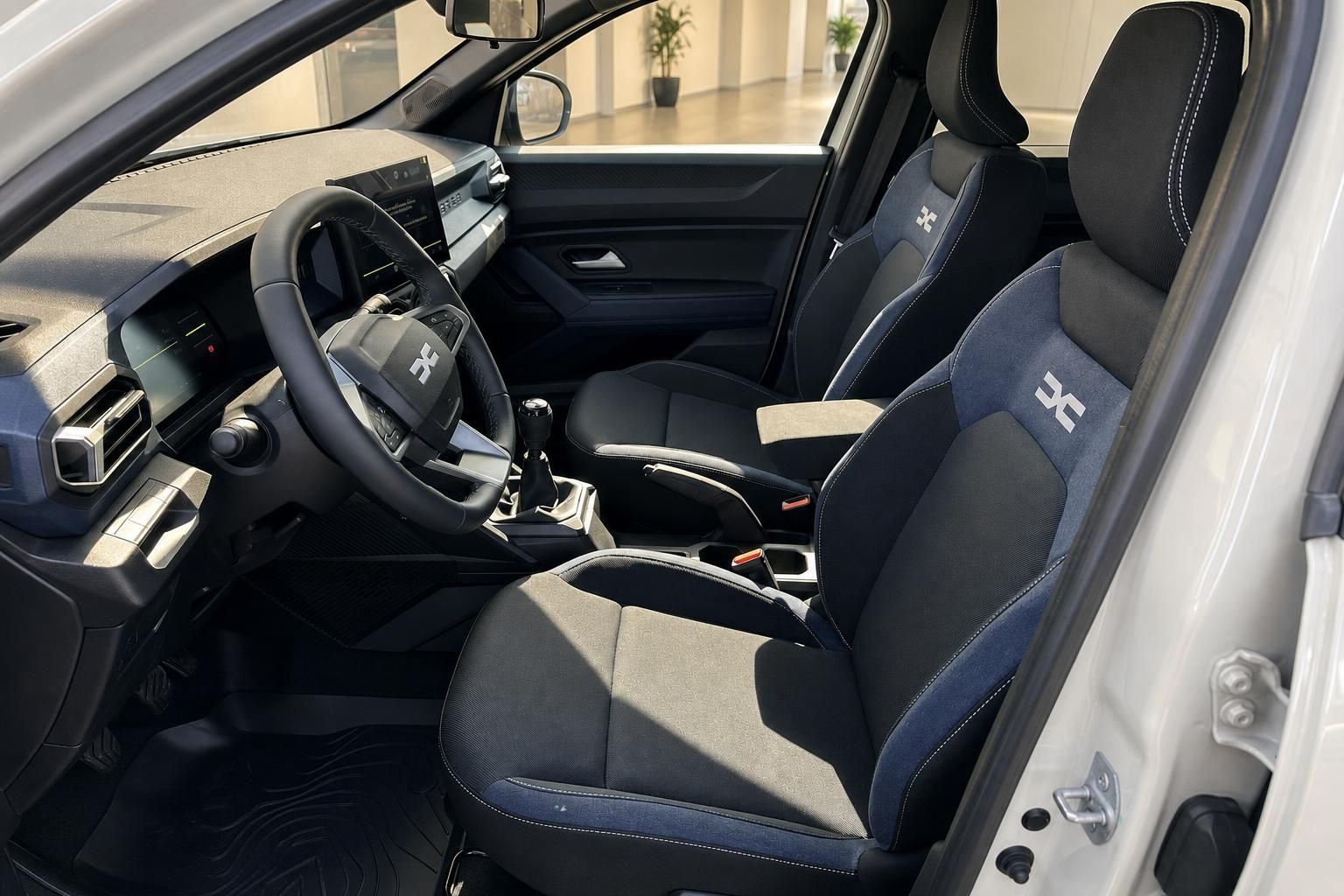 Dacia Duster Innenraum Vordersitze in Schwarz-Blau
