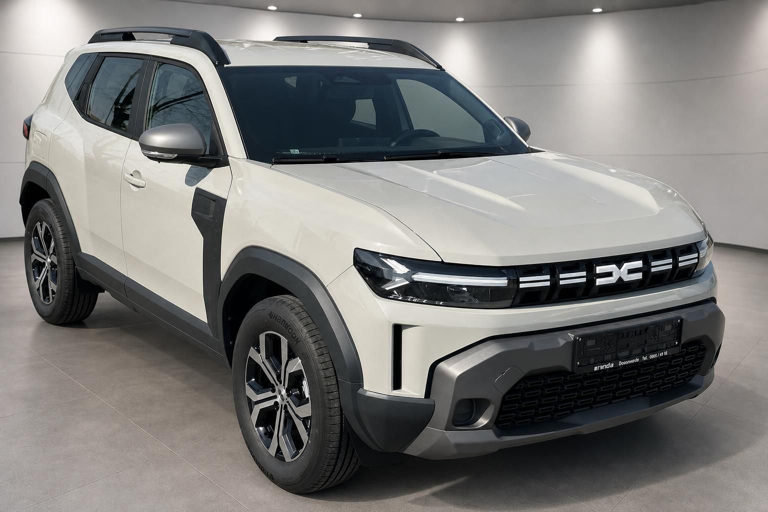 Dacia SUV in Weiß Frontansicht im Autohaus präsentiert