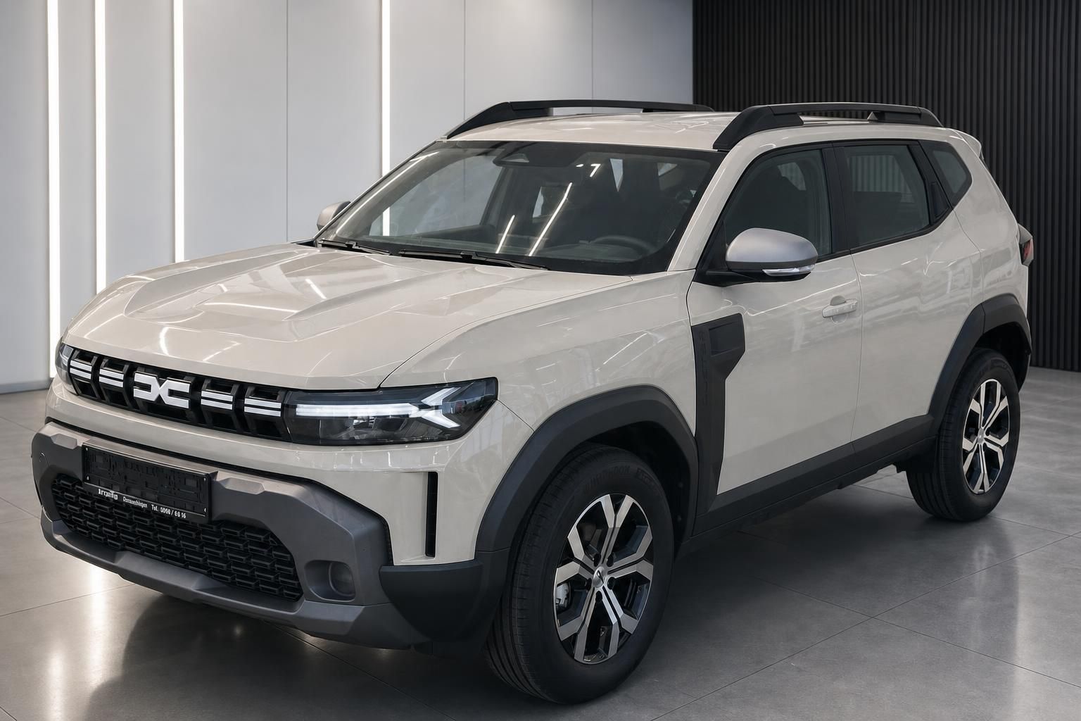 Weißer Dacia SUV Frontansicht im Autohaus Showroom