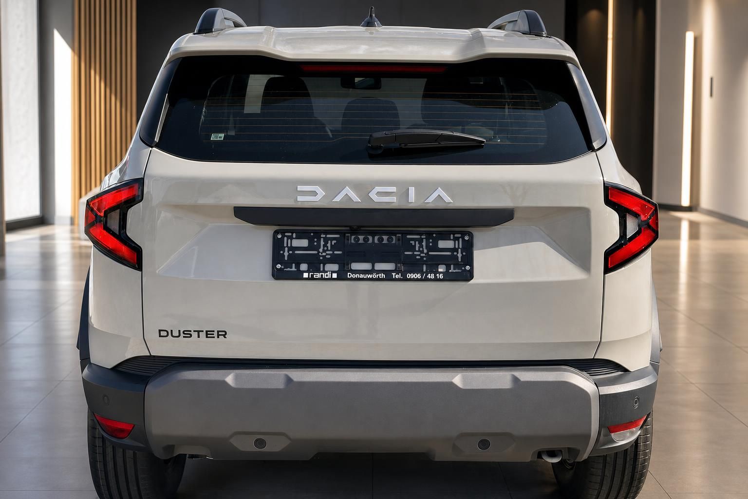 Dacia Duster Heckansicht frontal in weißer Lackierung