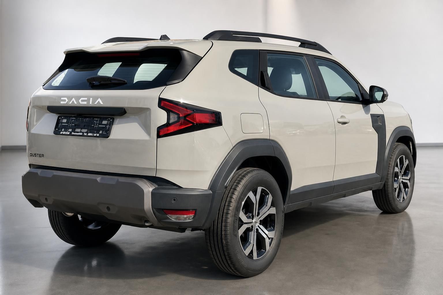 Dacia Duster in Weiß, Heckansicht schräg im Autohaus