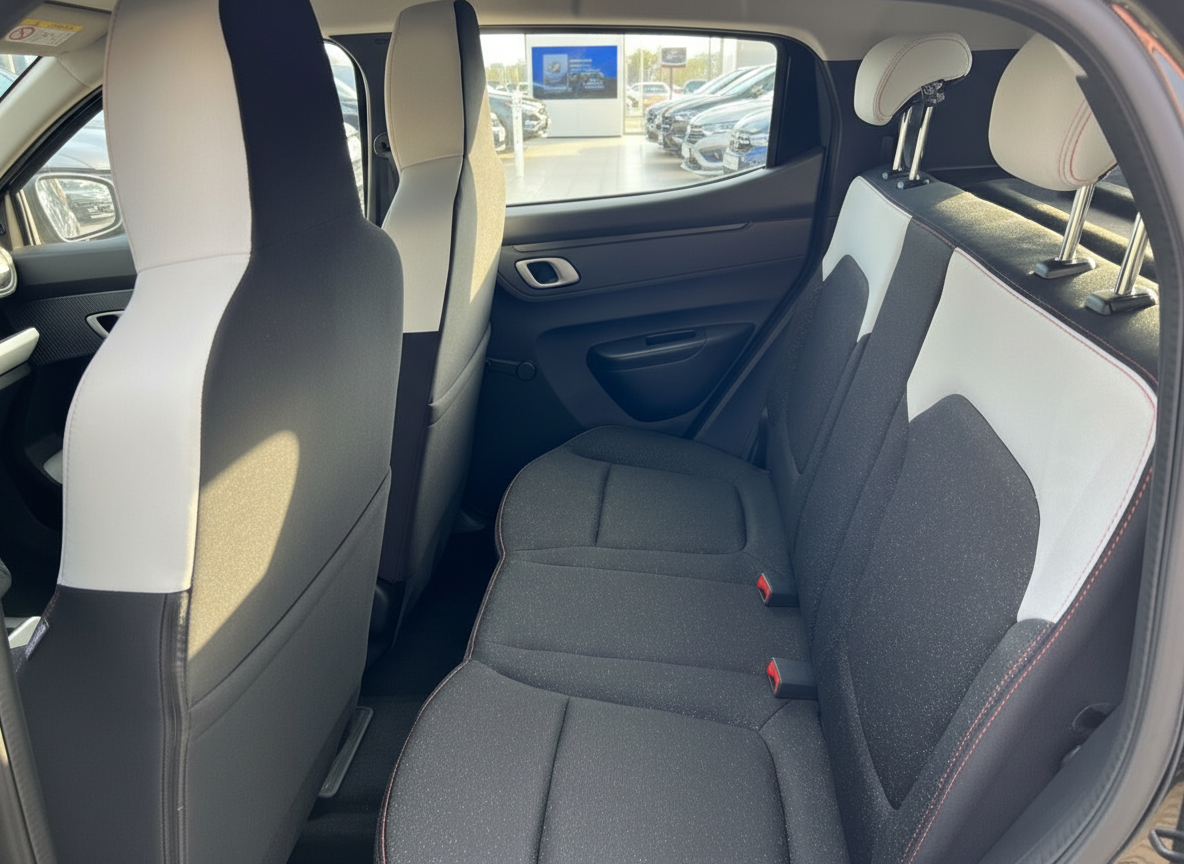 Fahrzeug Innenraum Rücksitzbank schwarz-weiß mit roten Details und Sicherheitsgurten