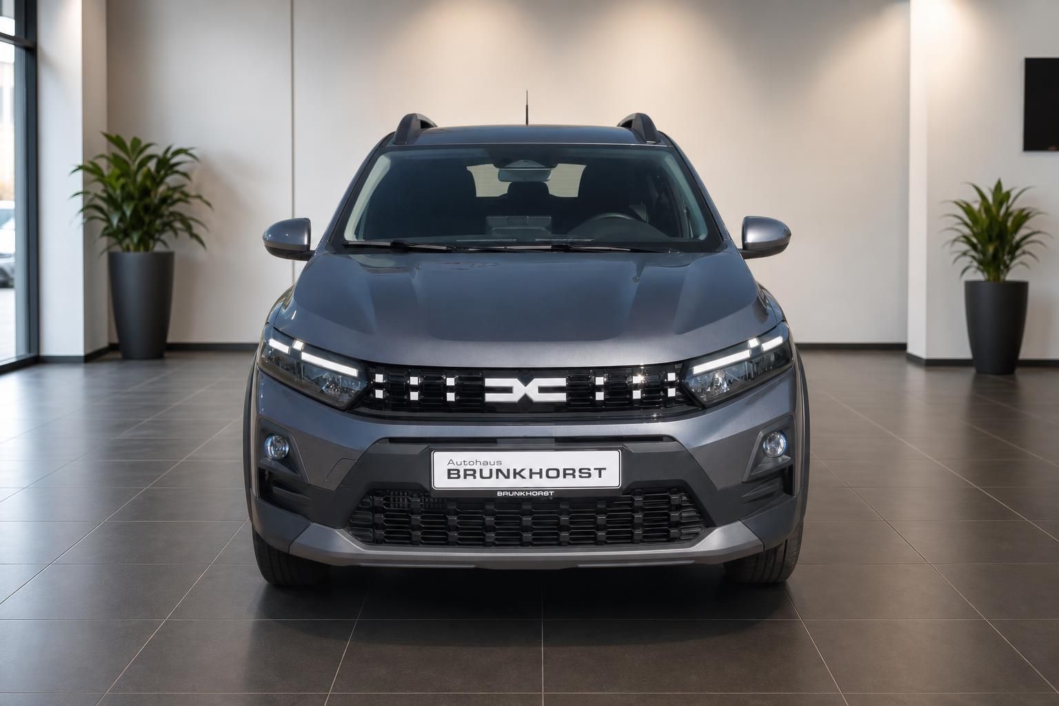 Dacia Sandero Stepway grau, Frontansicht im Showroom Autohaus Brunkhorst