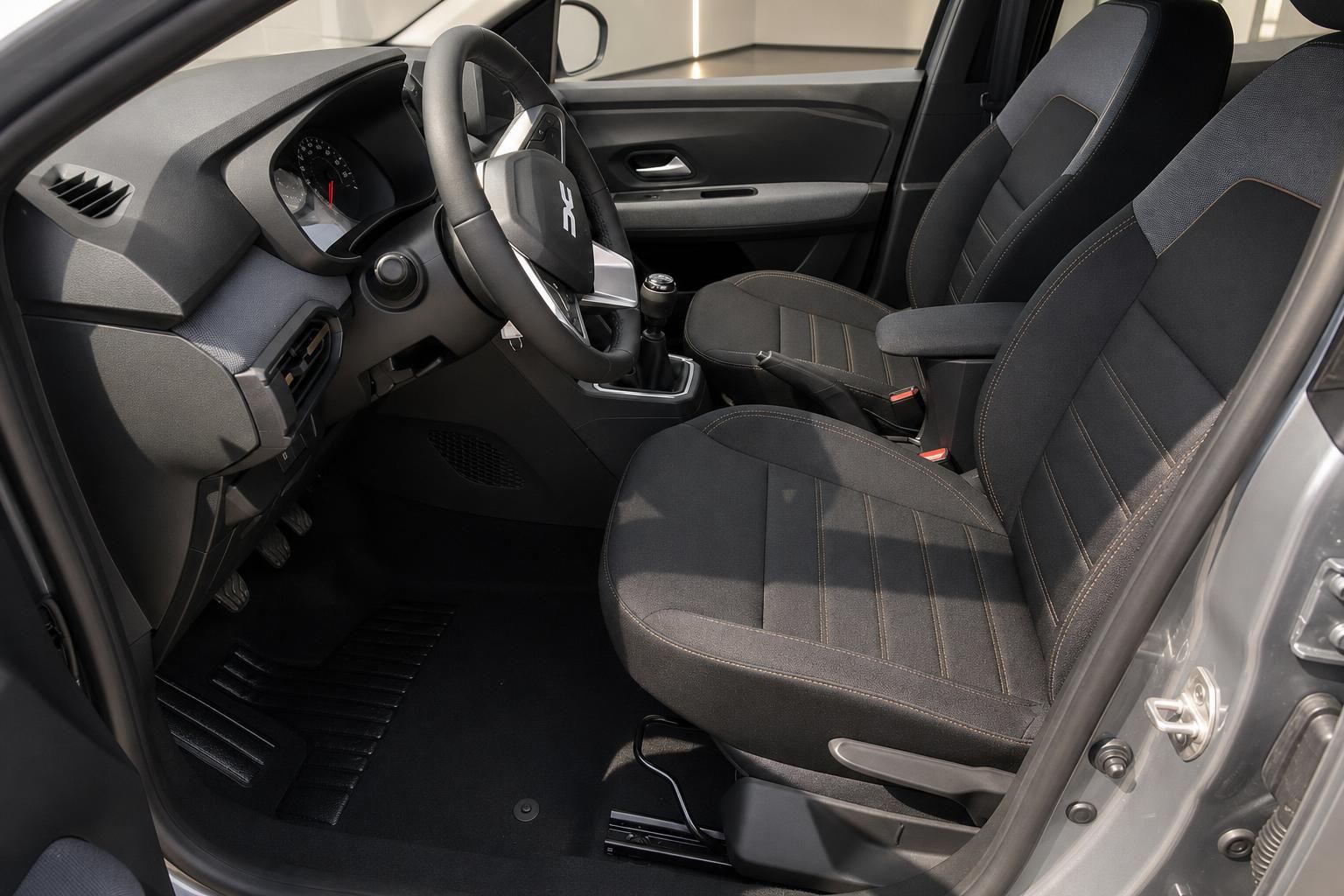 Vordersitze und Cockpit im Innenraum des Fahrzeugs