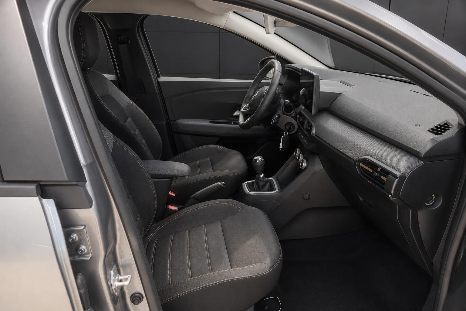 Dacia Sandero Innenraum, Cockpit und Vordersitze mit Schaltgetriebe