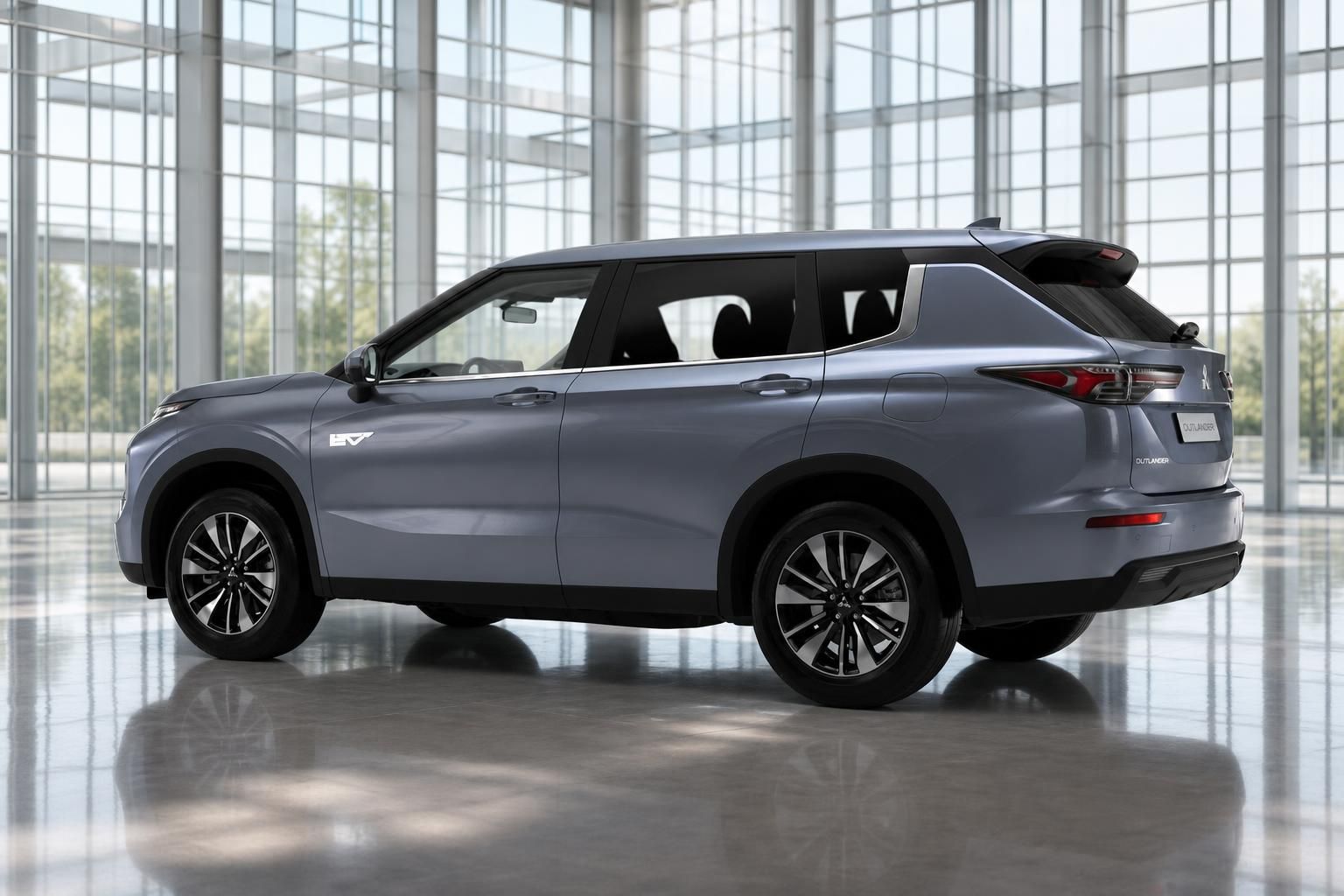 Mitsubishi Outlander Heckansicht seitlich mit Elektro-Emblem im Showroom