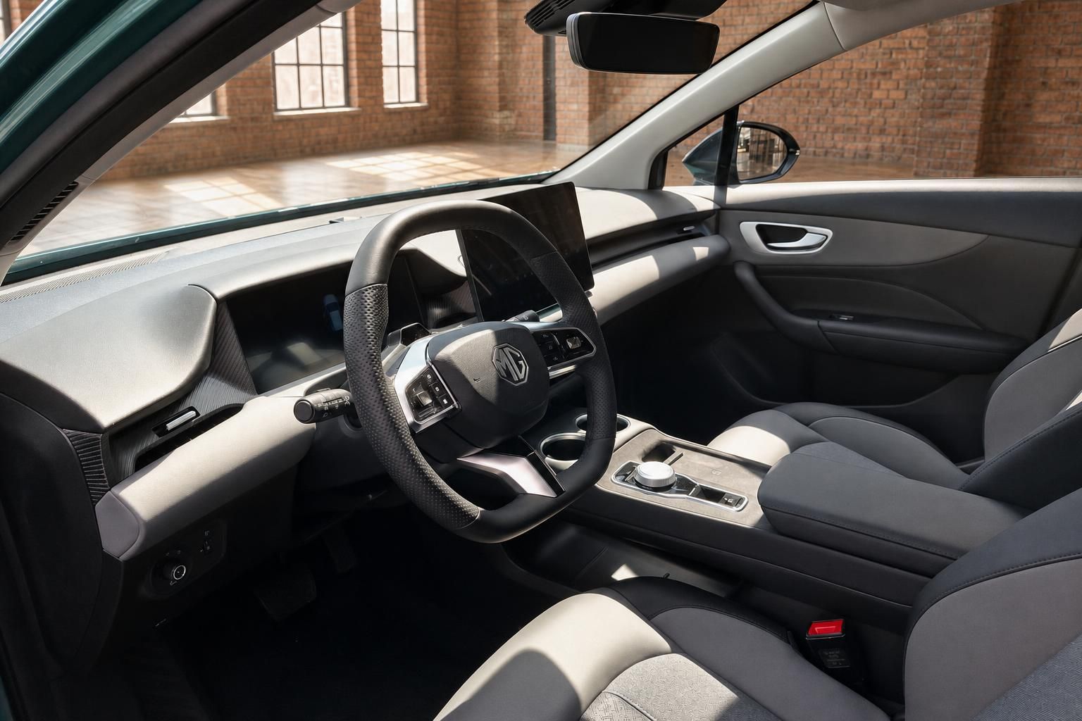 MG Innenraum mit Cockpit, Lenkrad und Sitzen im Detail