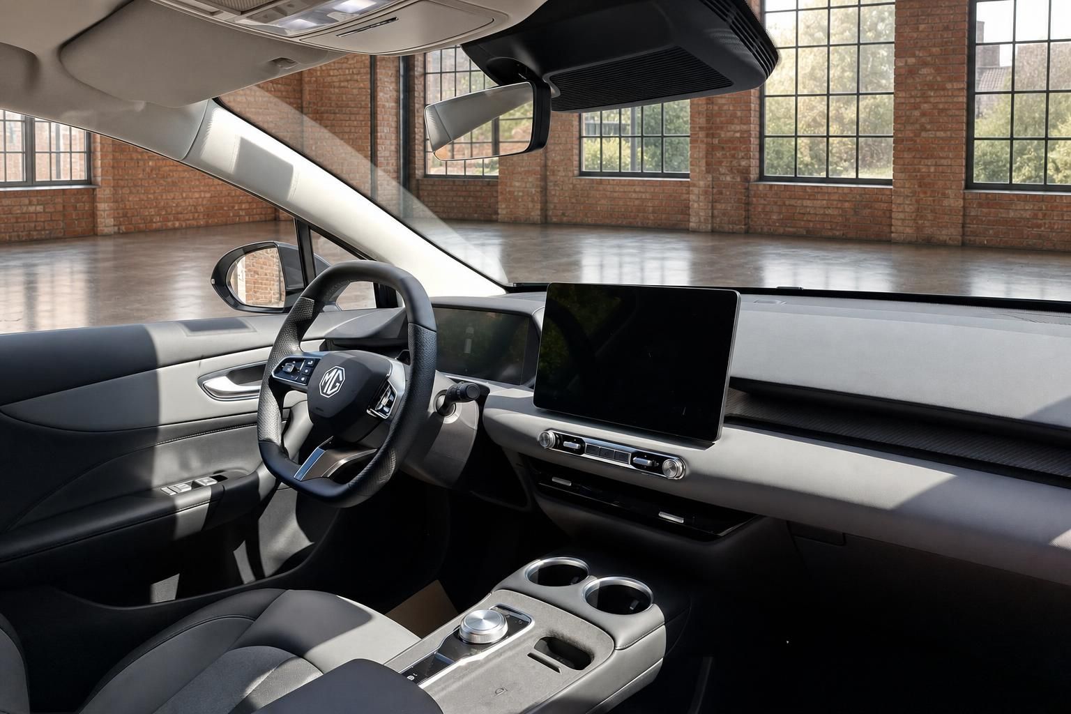 MG Innenraum mit Lenkrad, Cockpit und großem Touchscreen-Display