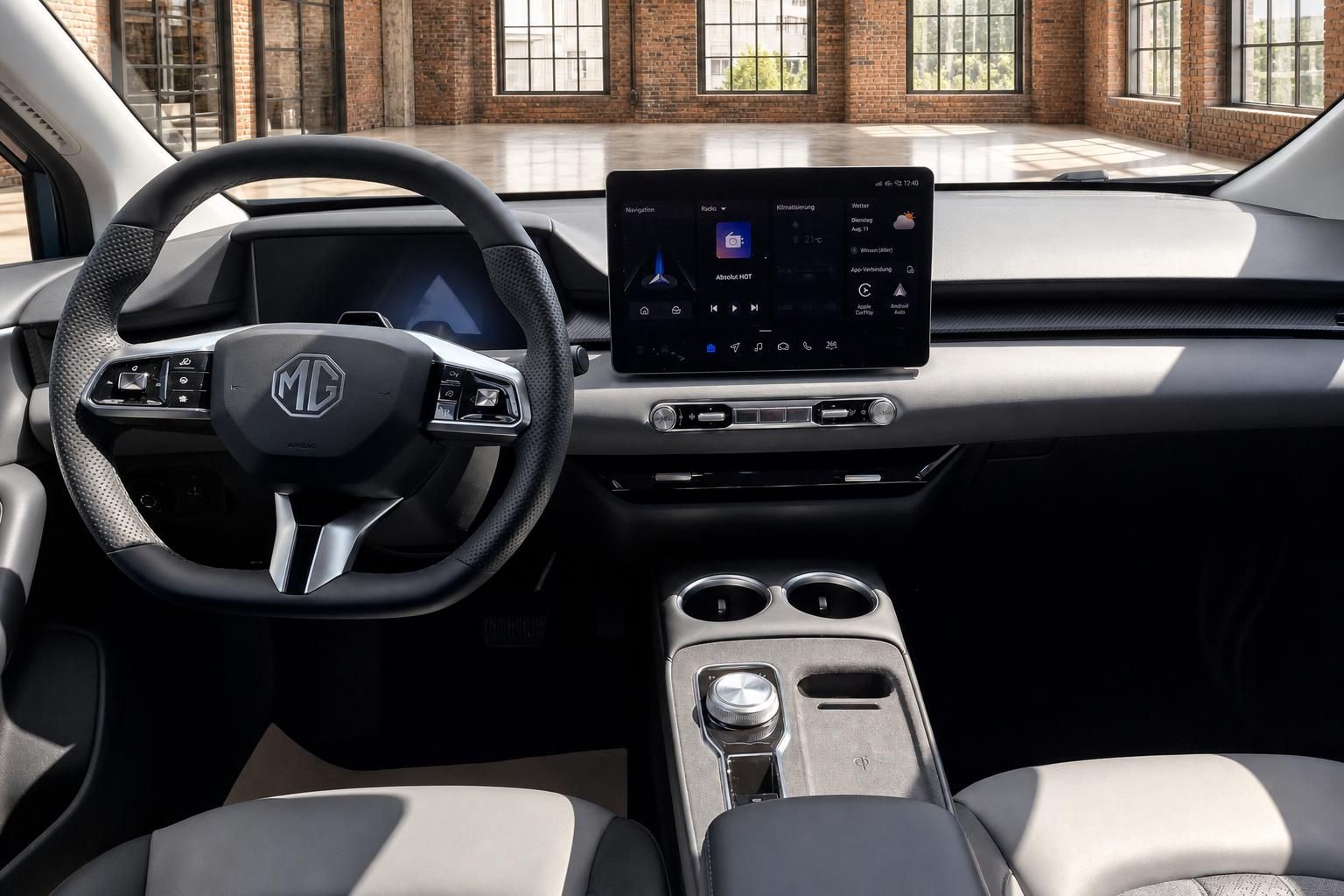 MG Cockpit mit Lenkrad, Mittelkonsole und Infotainment-Display