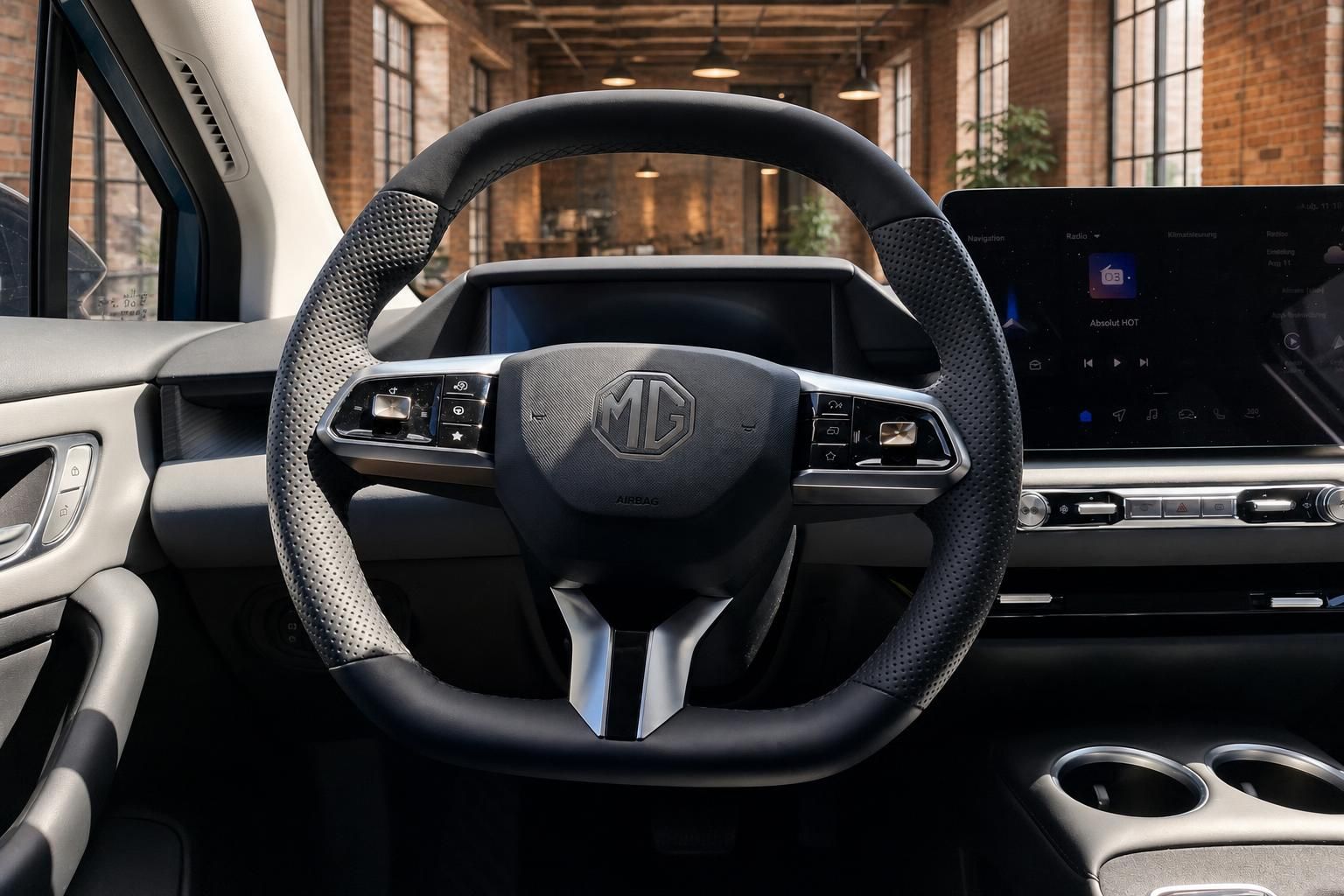 Nahaufnahme MG Lenkrad mit Bedienelementen und Touchscreen