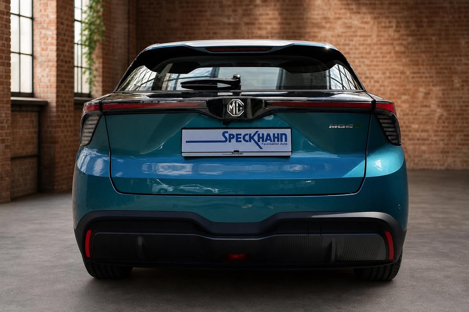 MG4 EV in Petrolblau, Heckansicht in moderner Halle