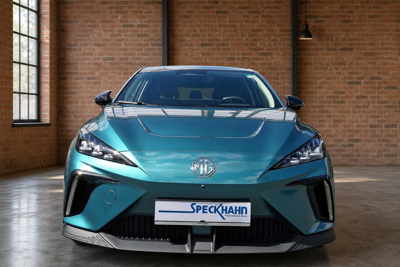 MG Elektrofahrzeug in Türkis, Frontansicht im Autohaus