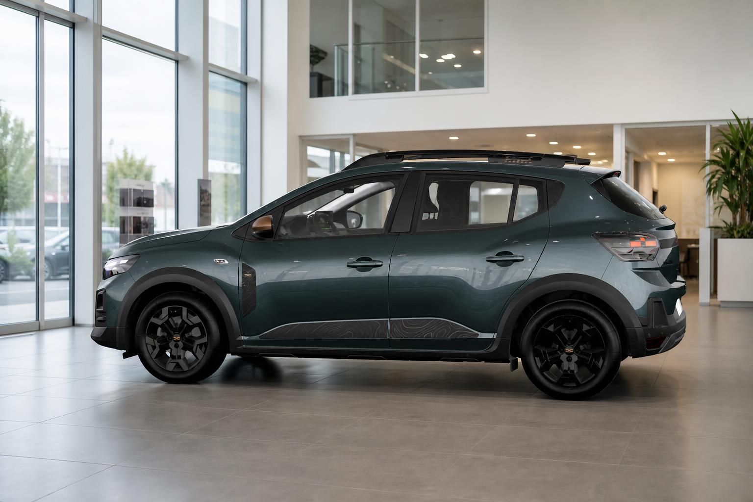 Dacia Sandero Stepway grün Seitenansicht im Autohaus Showroom
