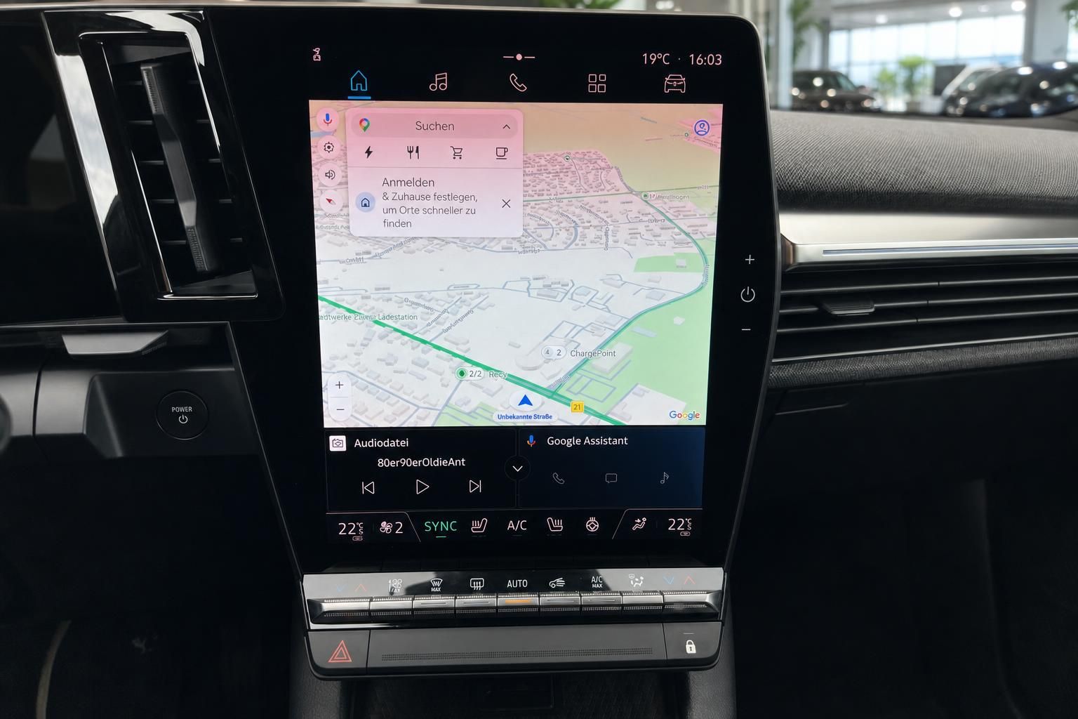 Infotainment-Display mit Navigationskarte im Fahrzeug-Cockpit