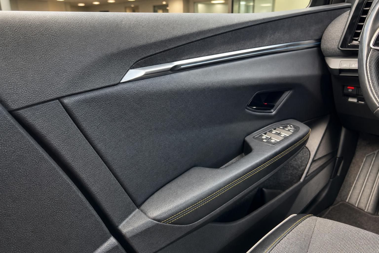 Renault Türverkleidung mit Fensterheber und Kontrastnähten Detail