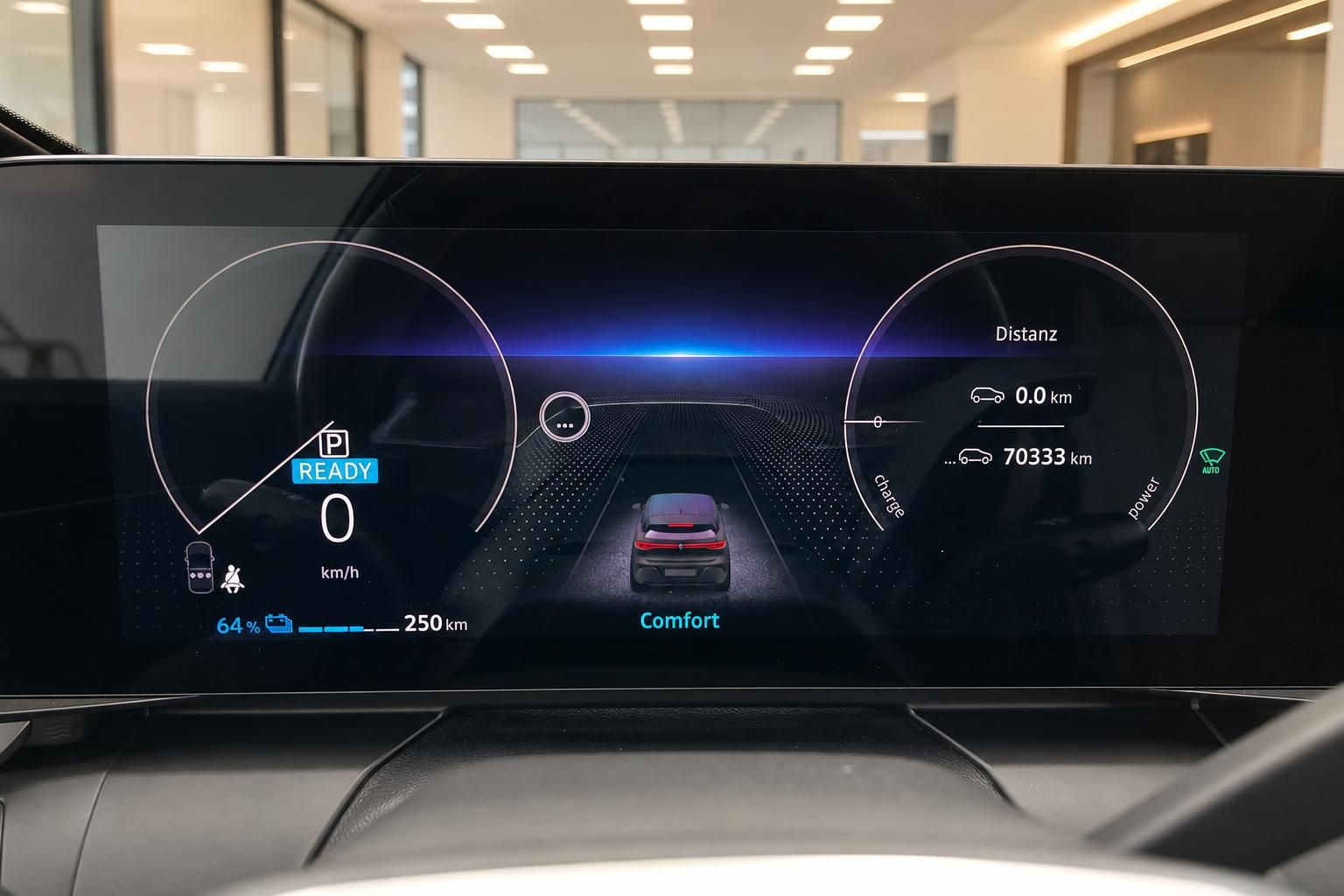 Digitales Kombiinstrument zeigt Reichweite und Fahrmodus Comfort