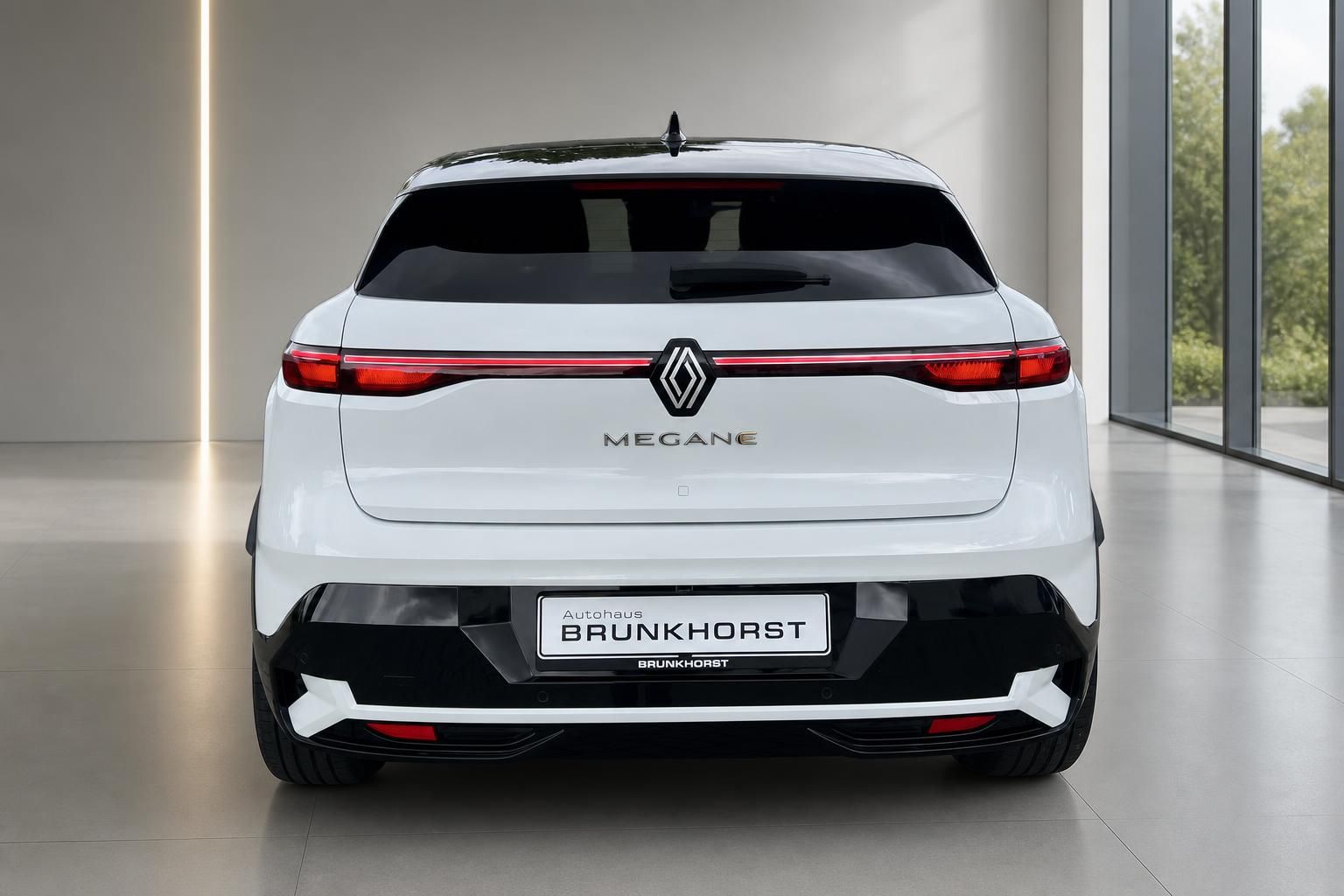 Renault Megane weiß, Heckansicht im Autohaus Brunkhorst Showroom