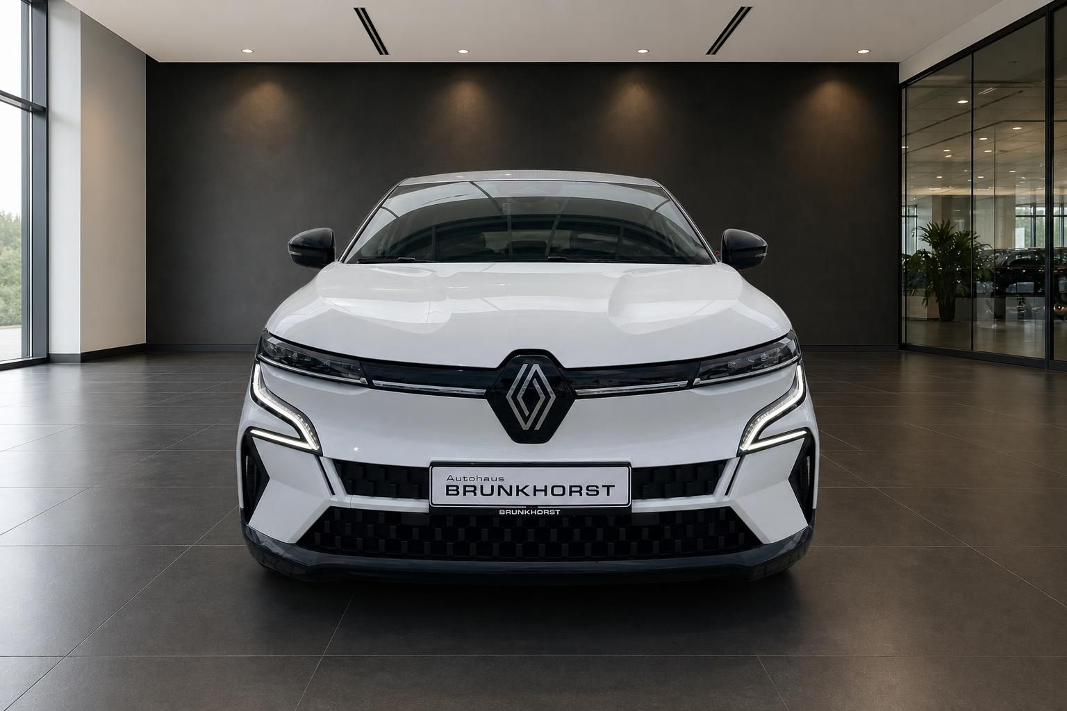 Renault Megane weiß, Frontansicht im Autohaus Brunkhorst Showroom