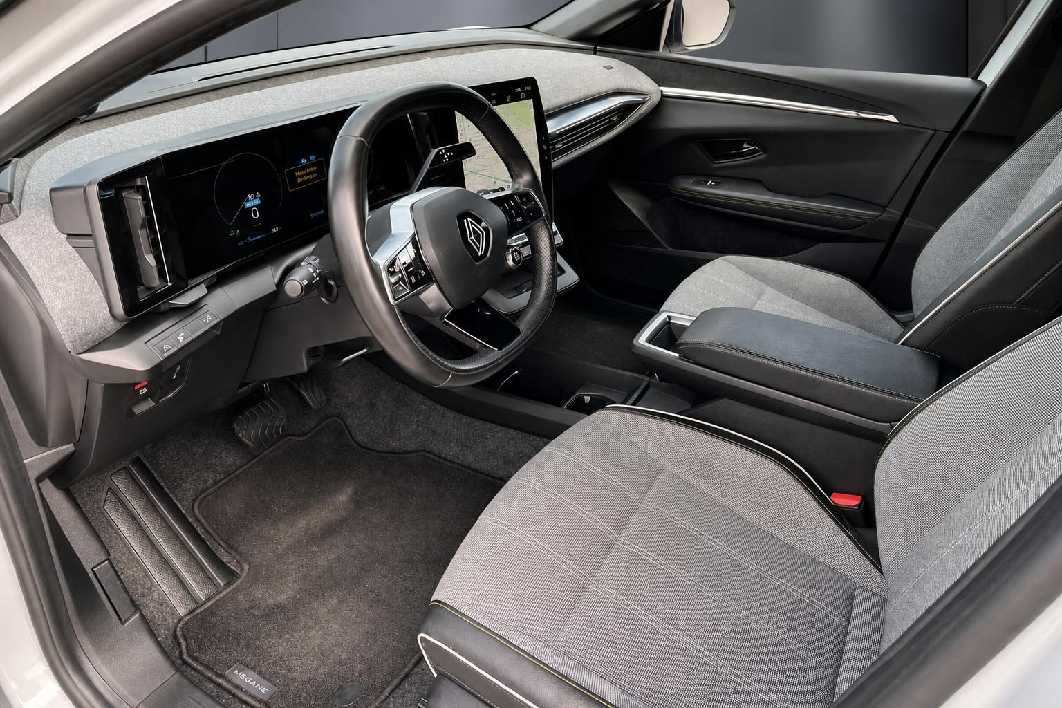Renault Megane Innenraum, Vordersitze und Armaturenbrett im Detail