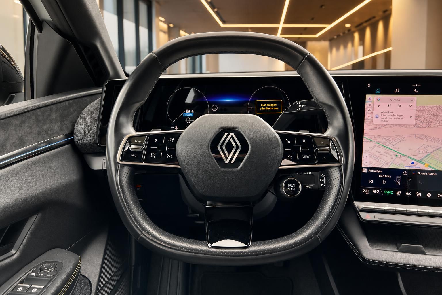 Renault Cockpit mit Lenkrad und digitalem Infotainment-Display