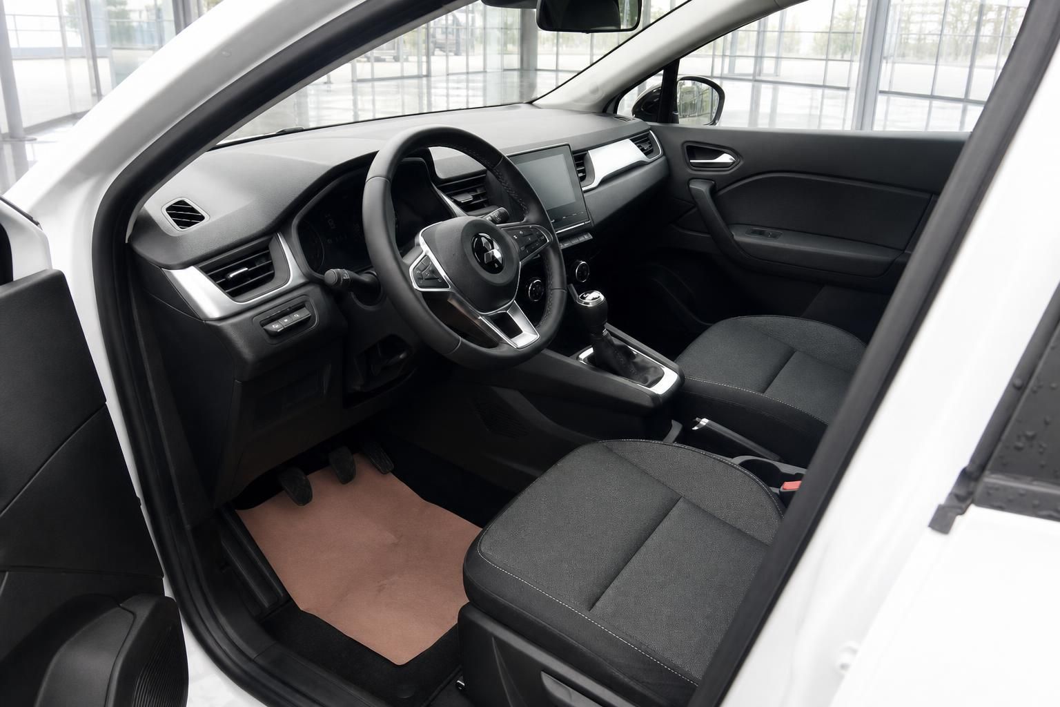 Mitsubishi ASX Innenraum Fahrerseite mit Lenkrad, Sitzen, Armaturenbrett und Mittelkonsole