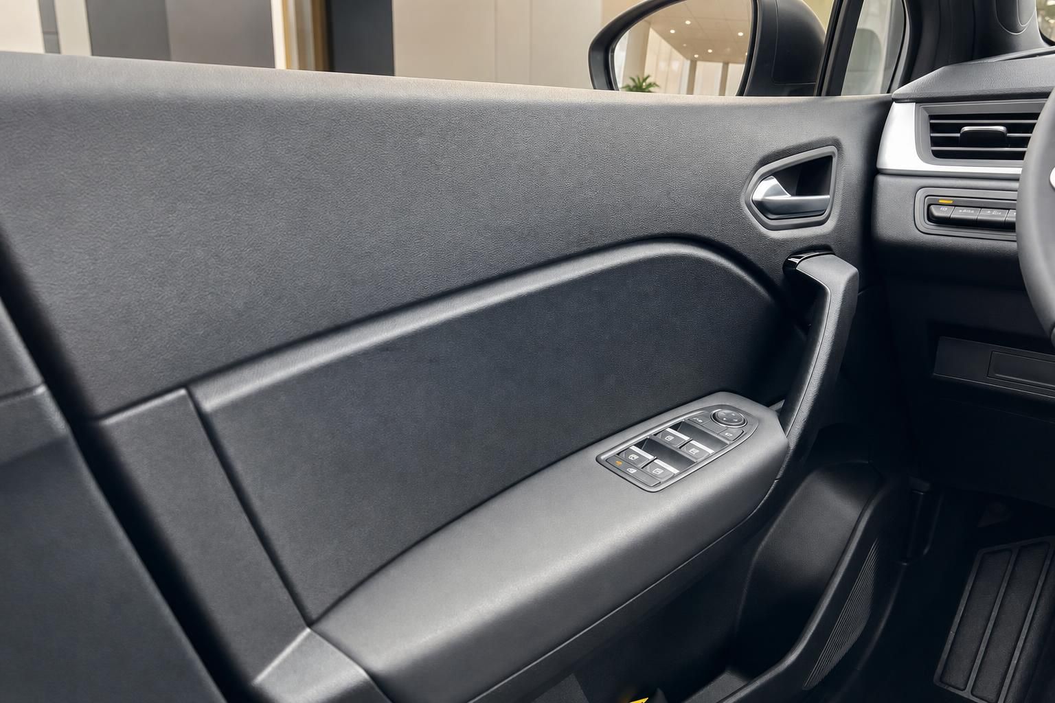 Renault Fahrerseite mit Türverkleidung und elektrischen Fensterheberschaltern