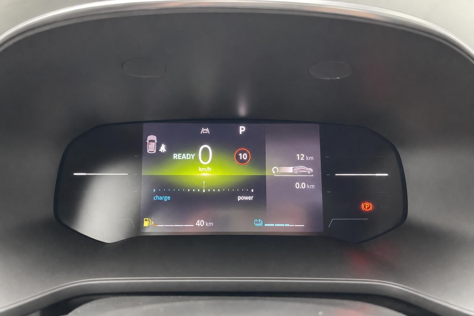 Digitales Cockpit Display mit Geschwindigkeitsanzeige und Fahrzeugfunktionen im Fahrzeuginnenraum