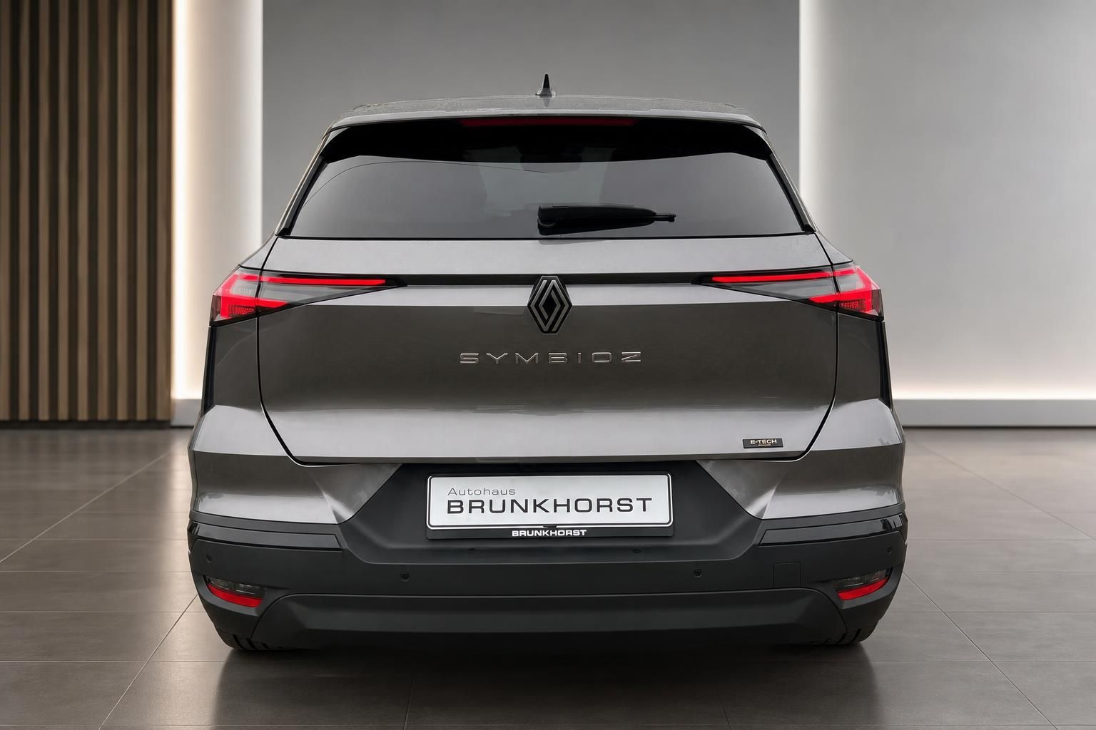 Renault Symbioz SUV grau metallic Heckansicht mit LED-Rückleuchten im Showroom