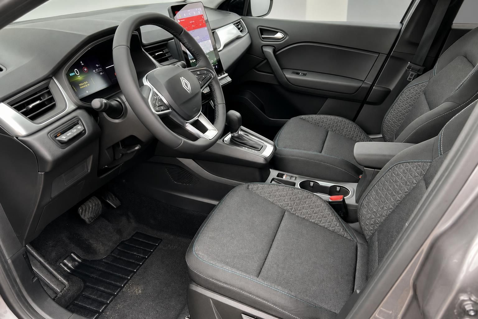 Renault Symbioz Innenraum mit schwarzen Sitzen und modernem Cockpit Design