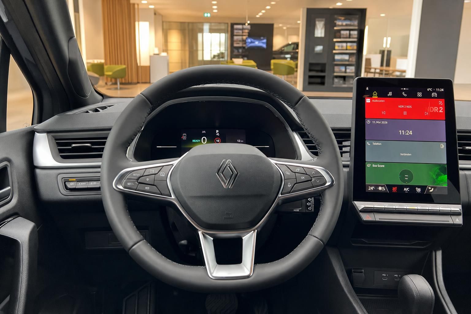 Renault Innenraum mit Lenkrad, digitalem Cockpit und Touchscreen-Infotainmentsystem