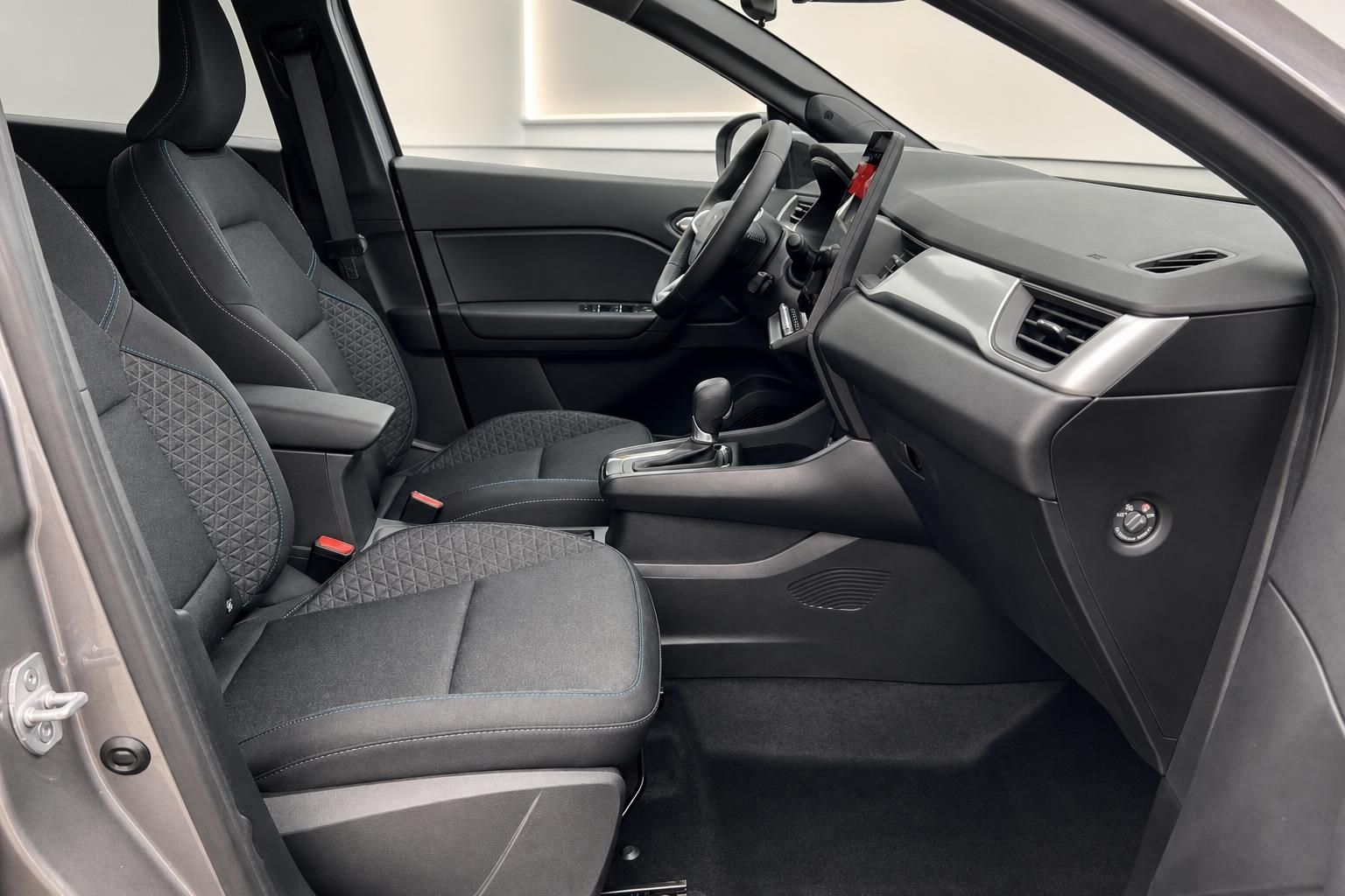 Renault Fahrerbereich mit Sitzen, Schaltknauf und Mittelkonsole