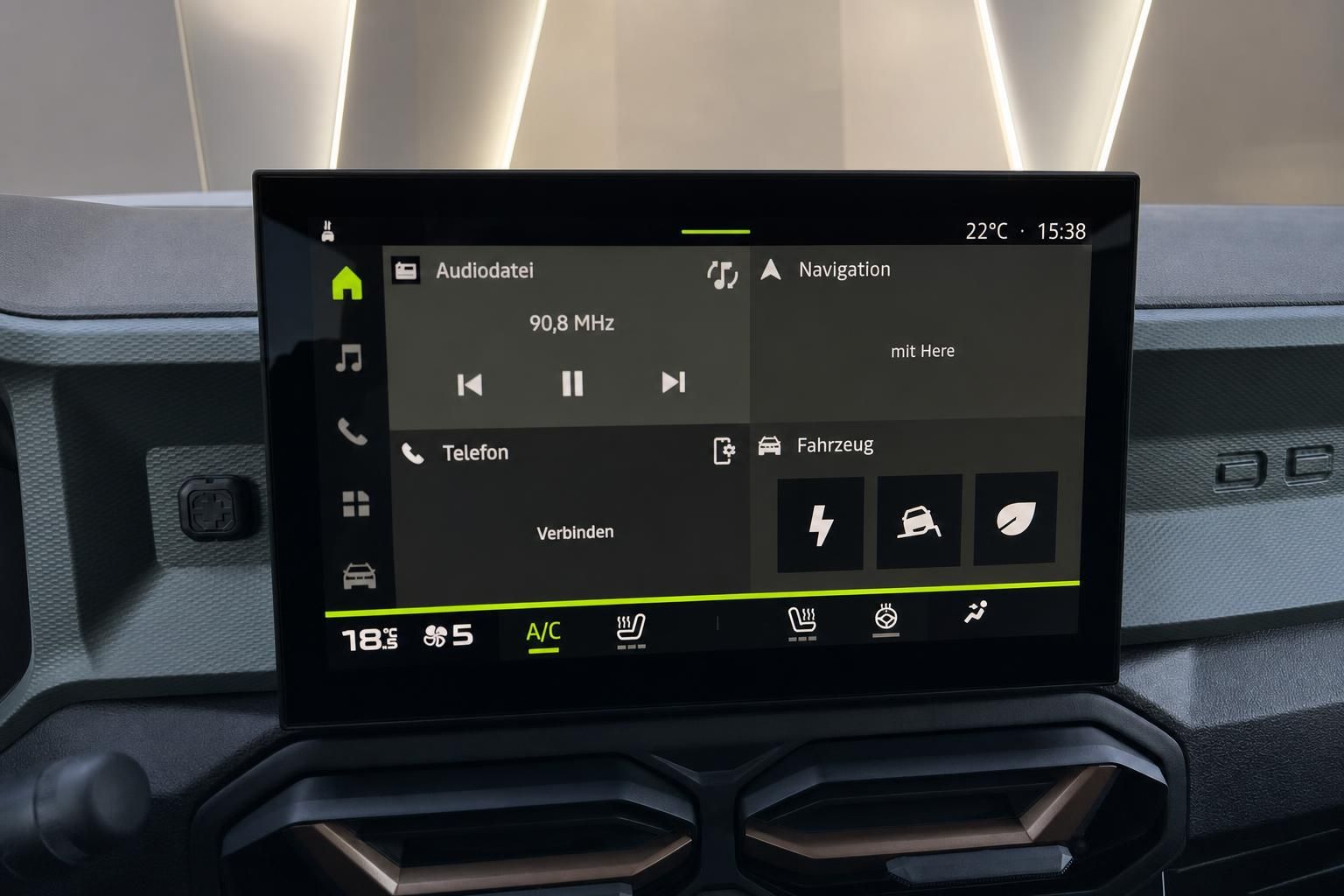 Fahrzeug-Infotainment Display mit Navigation und Klimasteuerung - Touchscreen Interface