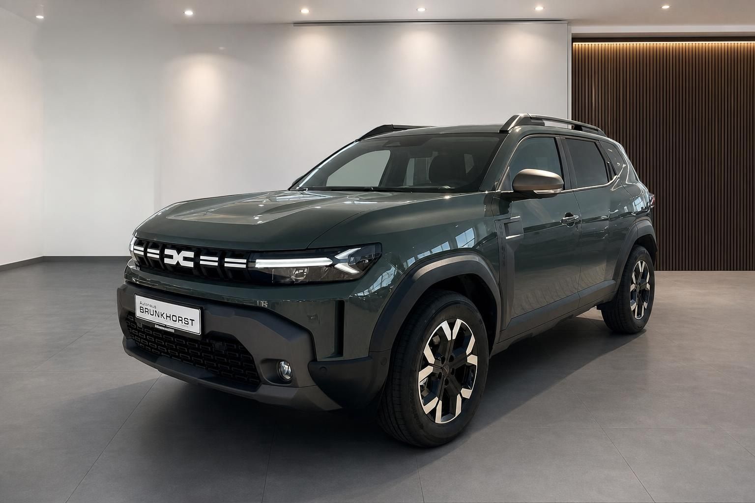 Dacia SUV Seitenansicht in grün mit modernem Design im Showroom