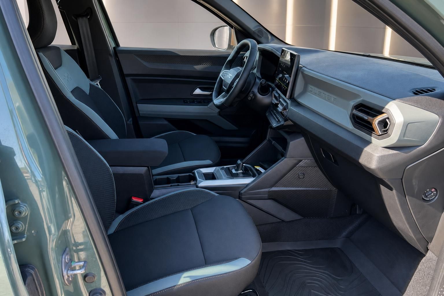 Dacia Duster Innenraum - modernes Cockpit mit Infotainment-System und komfortabler Sitzausstattung