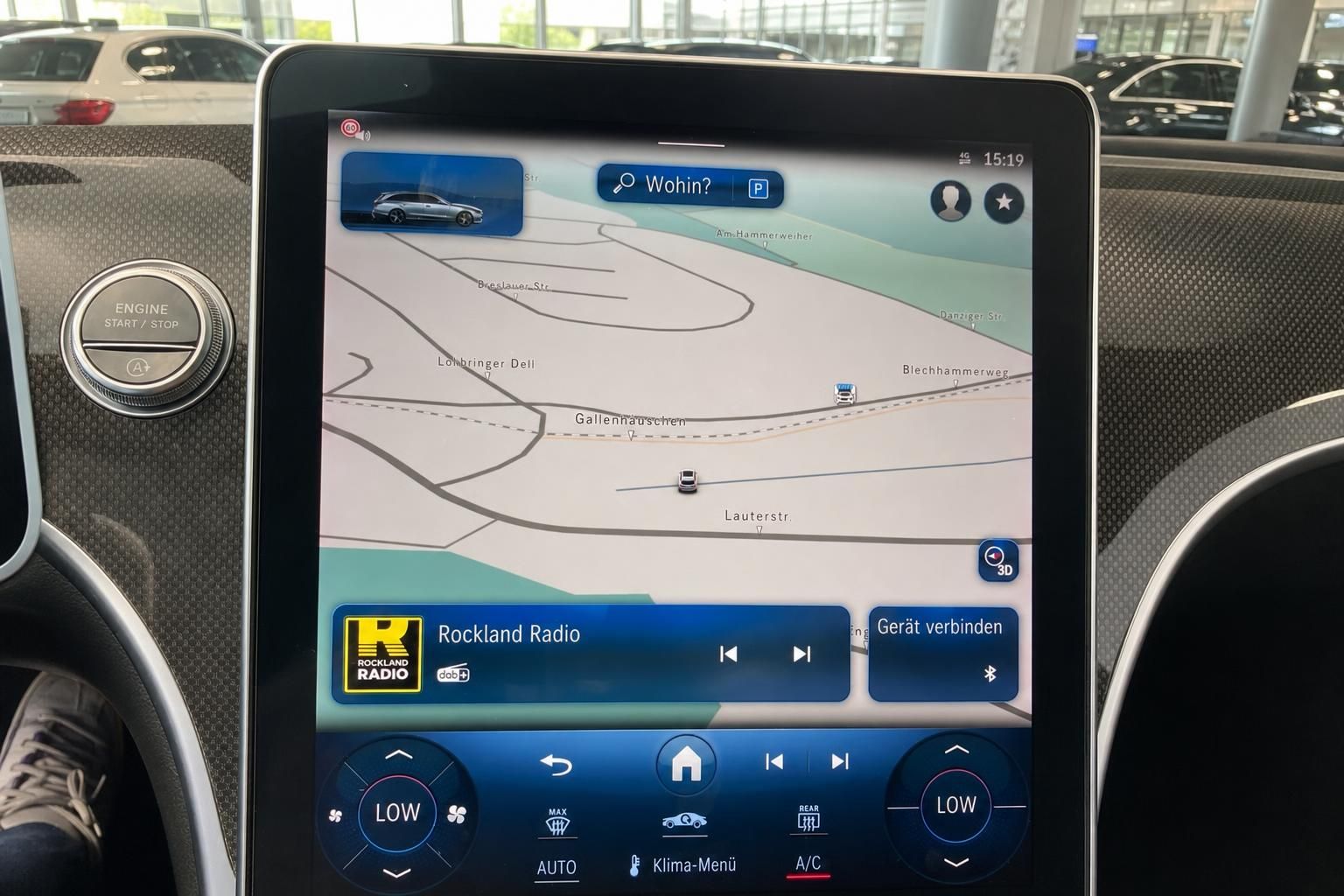 Navigationssystem Mercedes-Benz Touchscreen mit Kartenansicht und Radio