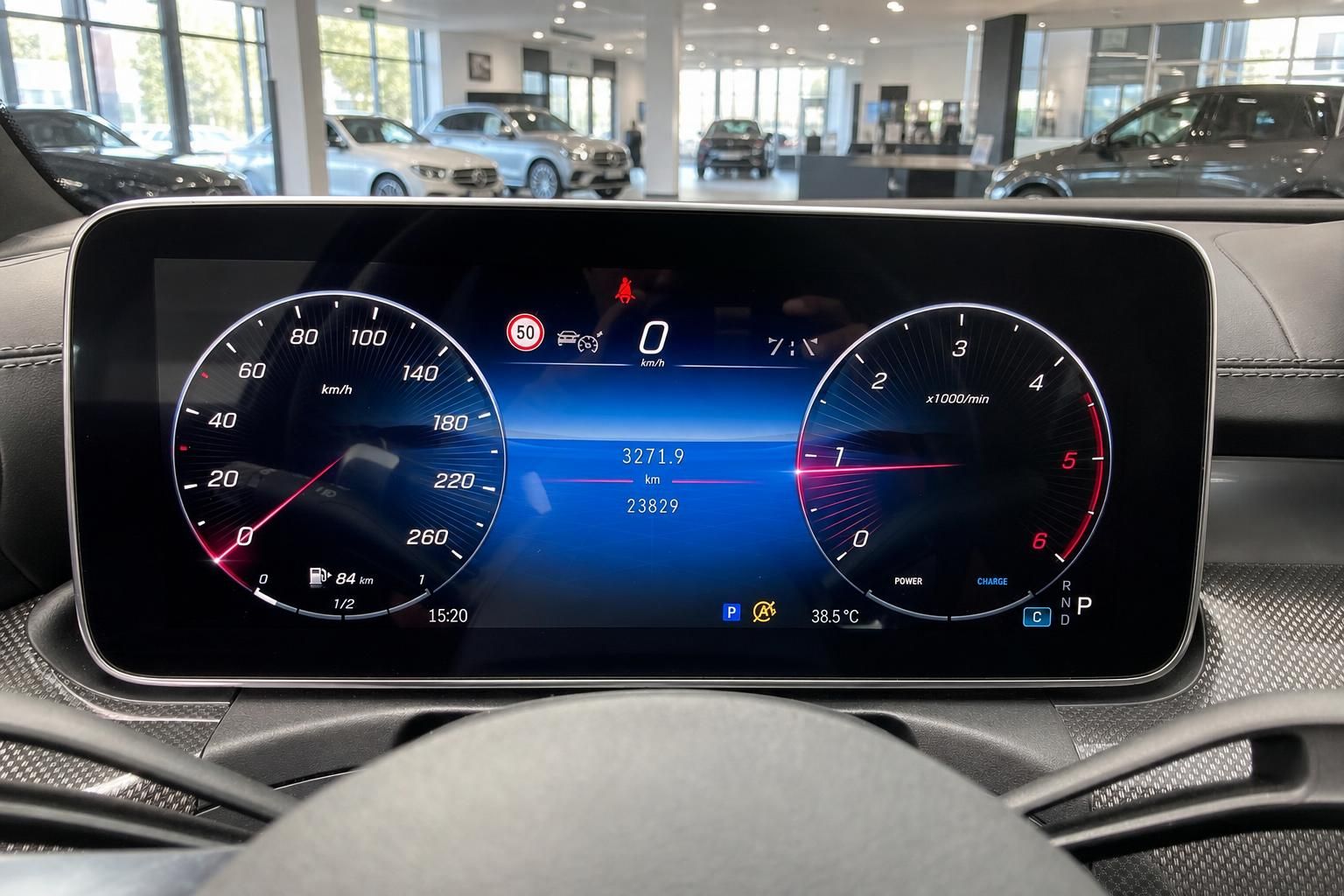Mercedes-Benz Kombiinstrument Tacho und Drehzahlmesser digital im Autohaus